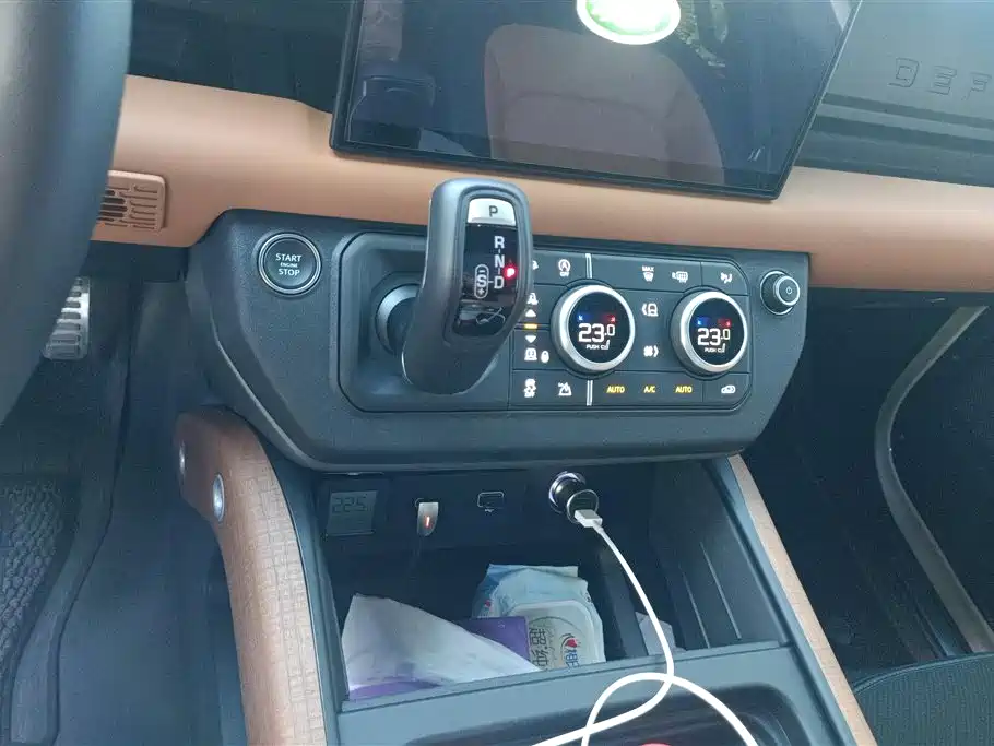 Land Rover Defender 2024 — фото 16