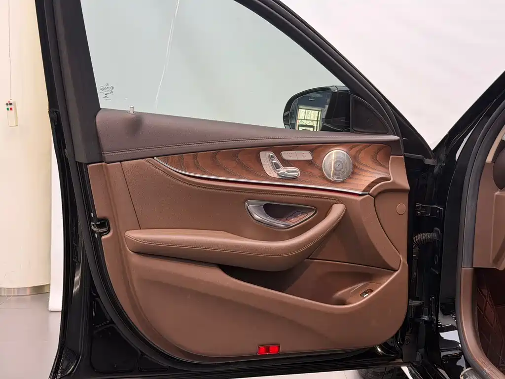 Mercedes-Benz E-Class 2023 — фото 7