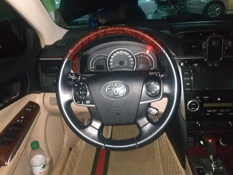 Toyota Camry 2014 — фото 15