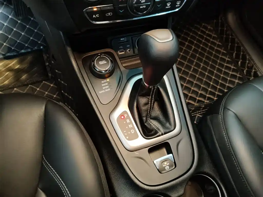 Jeep Cherokee 2018 — фото 14