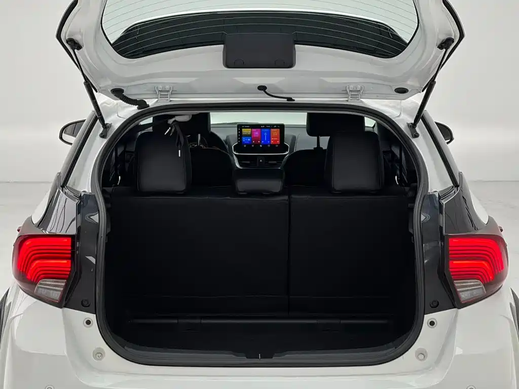Toyota Yaris L 2023 — фото 13