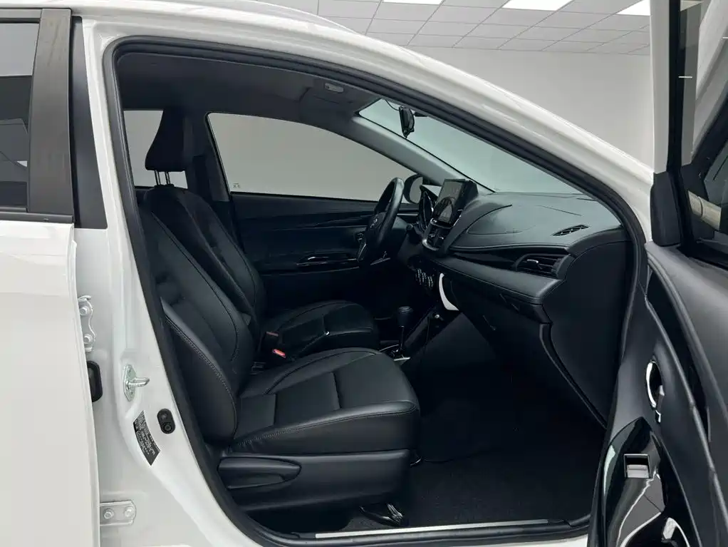 Toyota Yaris L 2023 — фото 17