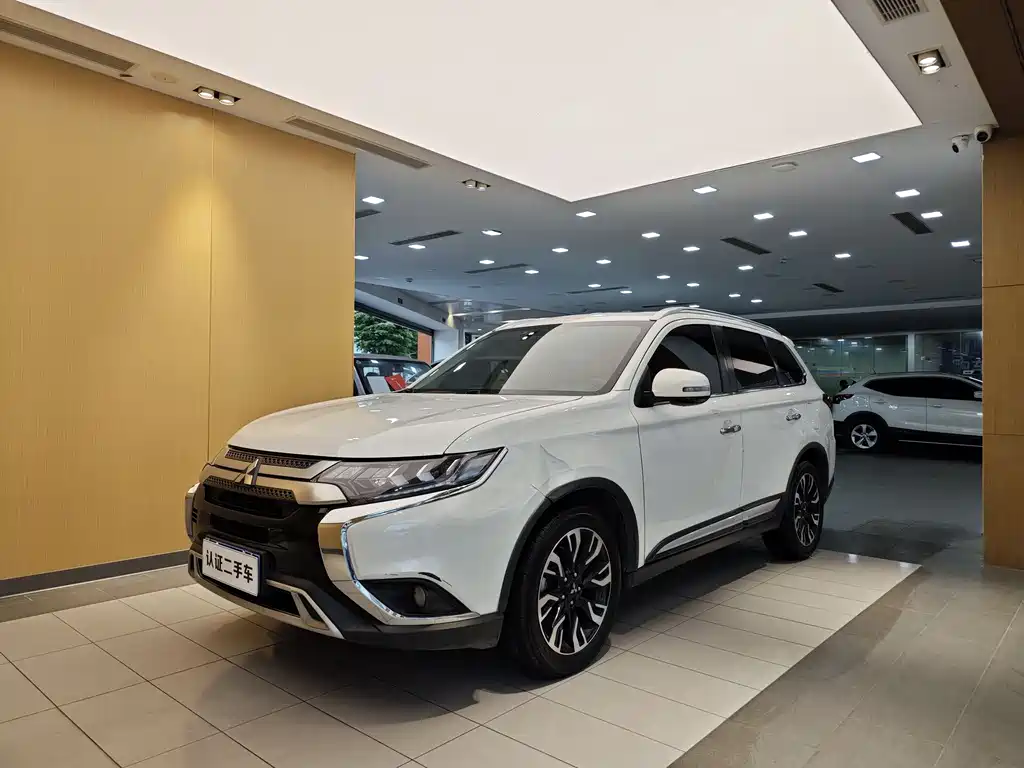 Mitsubishi Outlander 2019 — фото 1