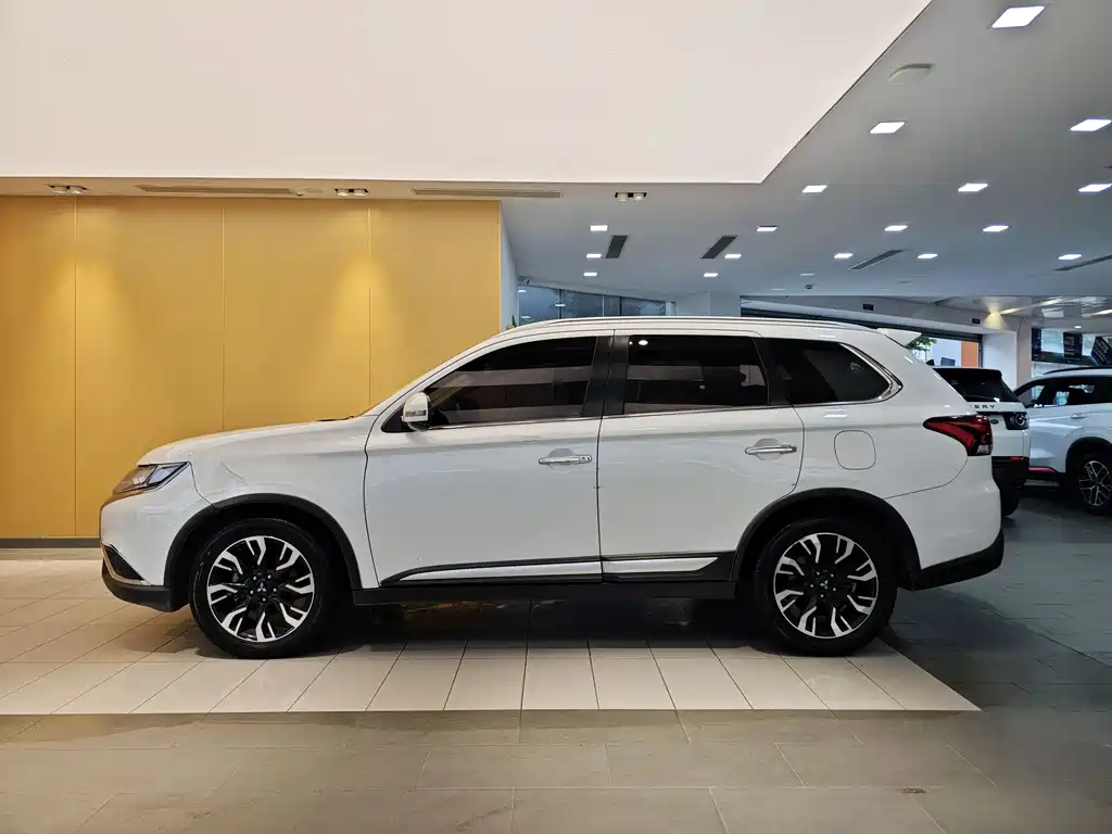 Mitsubishi Outlander 2019 — фото 7