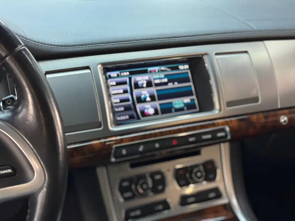 Jaguar XF 2013 — фото 11