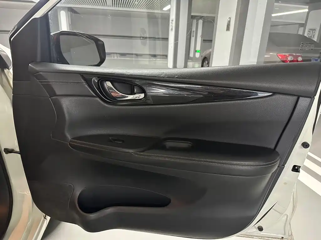 Nissan Tiida 2017 — фото 21