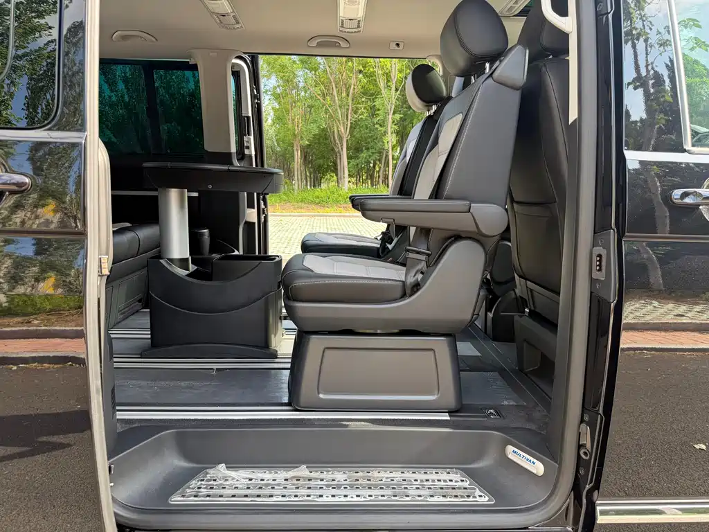 Volkswagen Multivan 2017 — фото 30