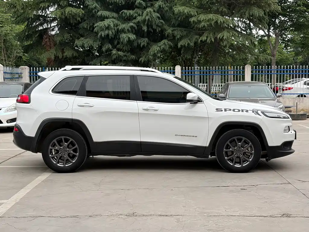 Jeep Cherokee 2021 — фото 16