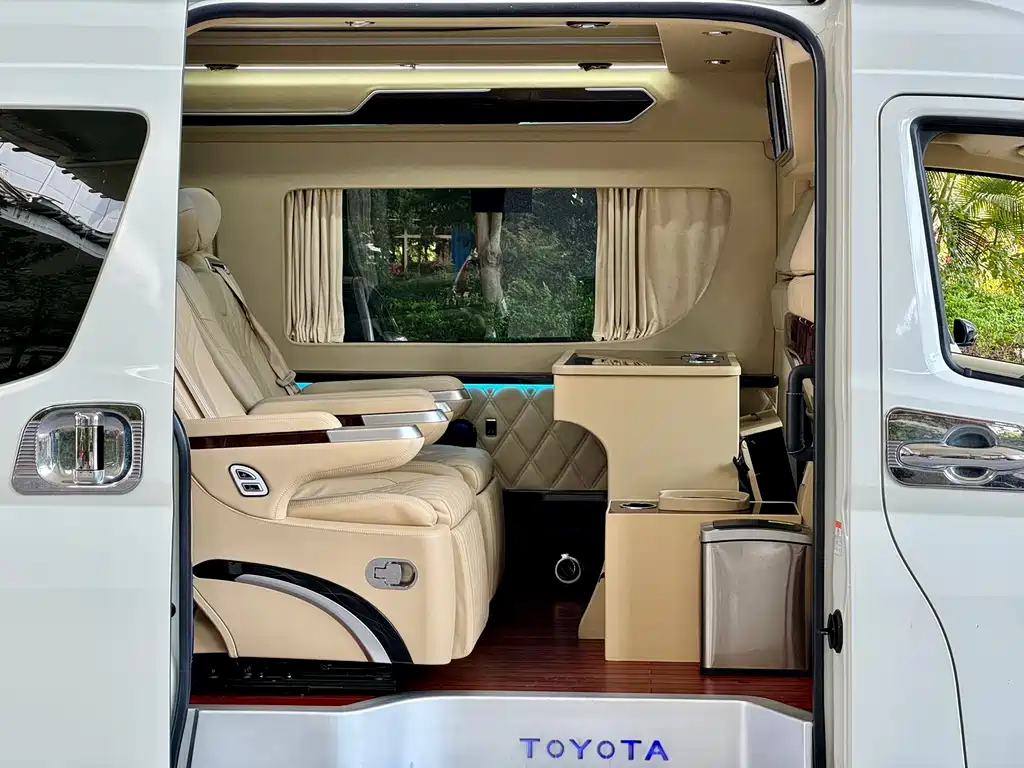 Toyota Hiace 2022 — фото 7