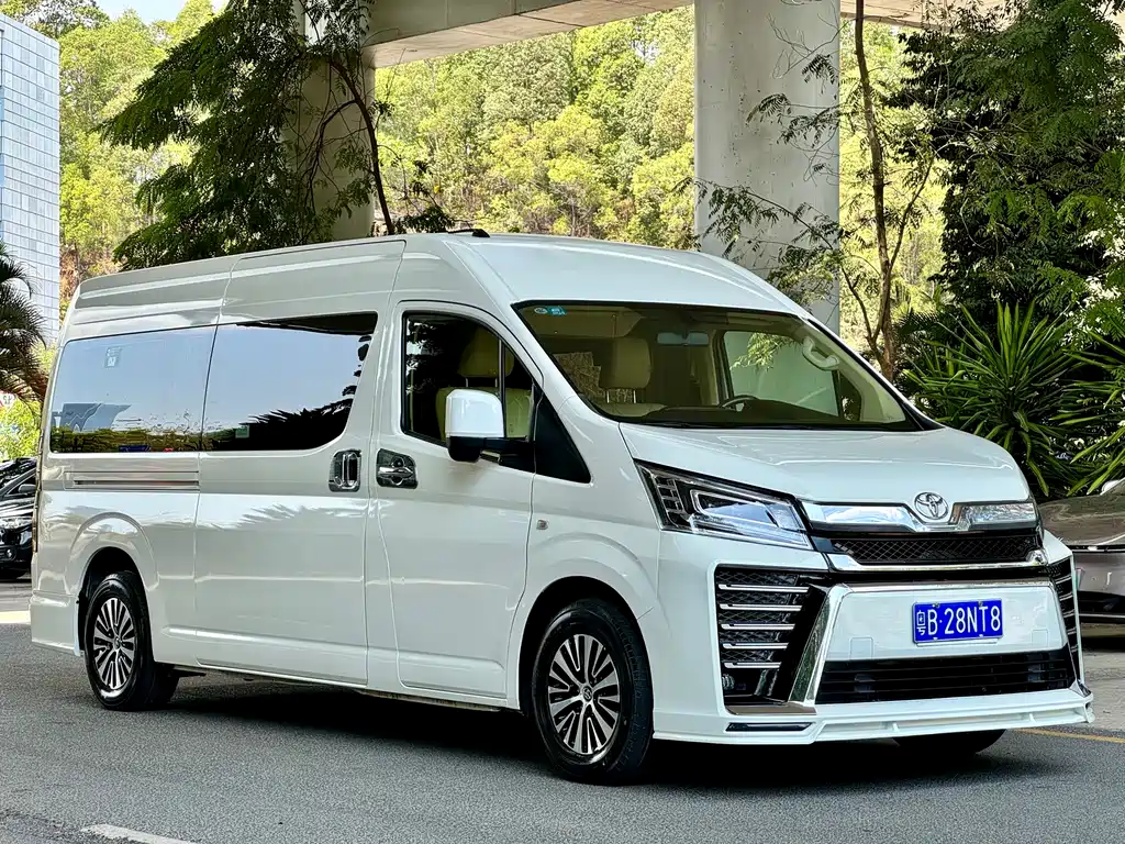 Toyota Hiace 2022 — фото 3