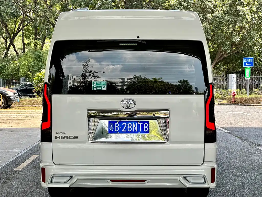 Toyota Hiace 2022 — фото 18