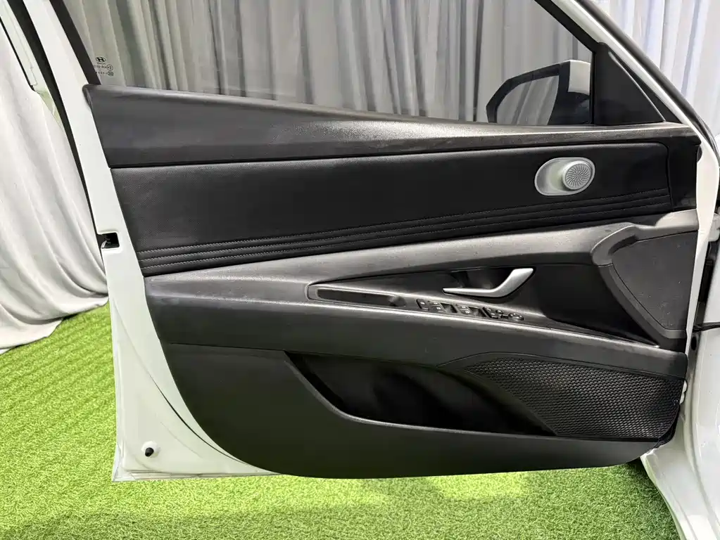 Hyundai Elantra 2023 — фото 17