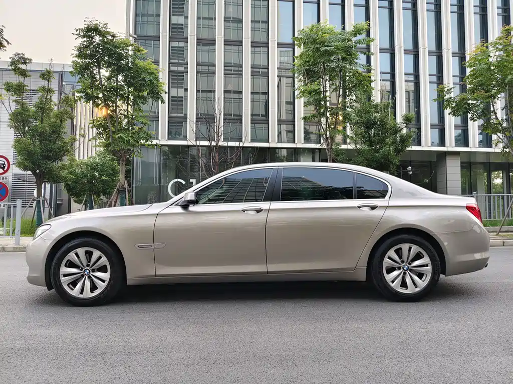 BMW 7 Series 2009 — фото 16
