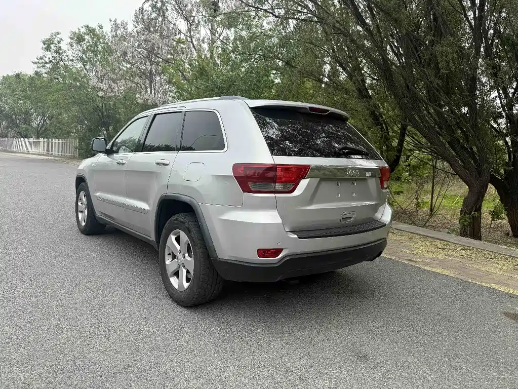 Jeep Grand Cherokee 2011 — фото 9