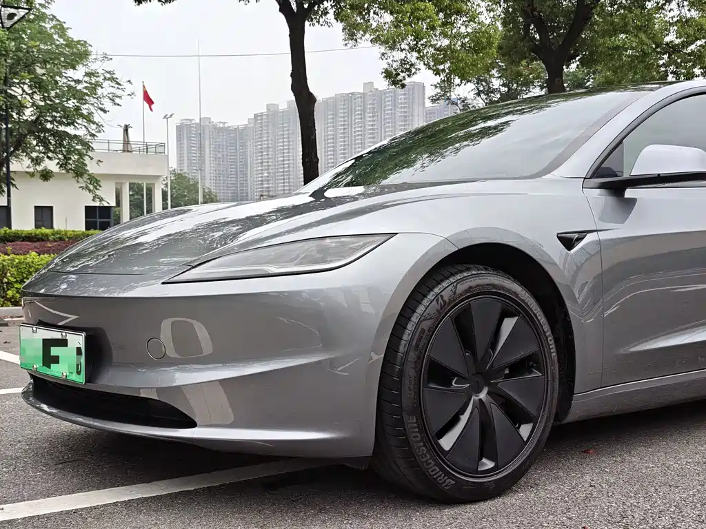 Tesla Model 3 2025 — фото 11