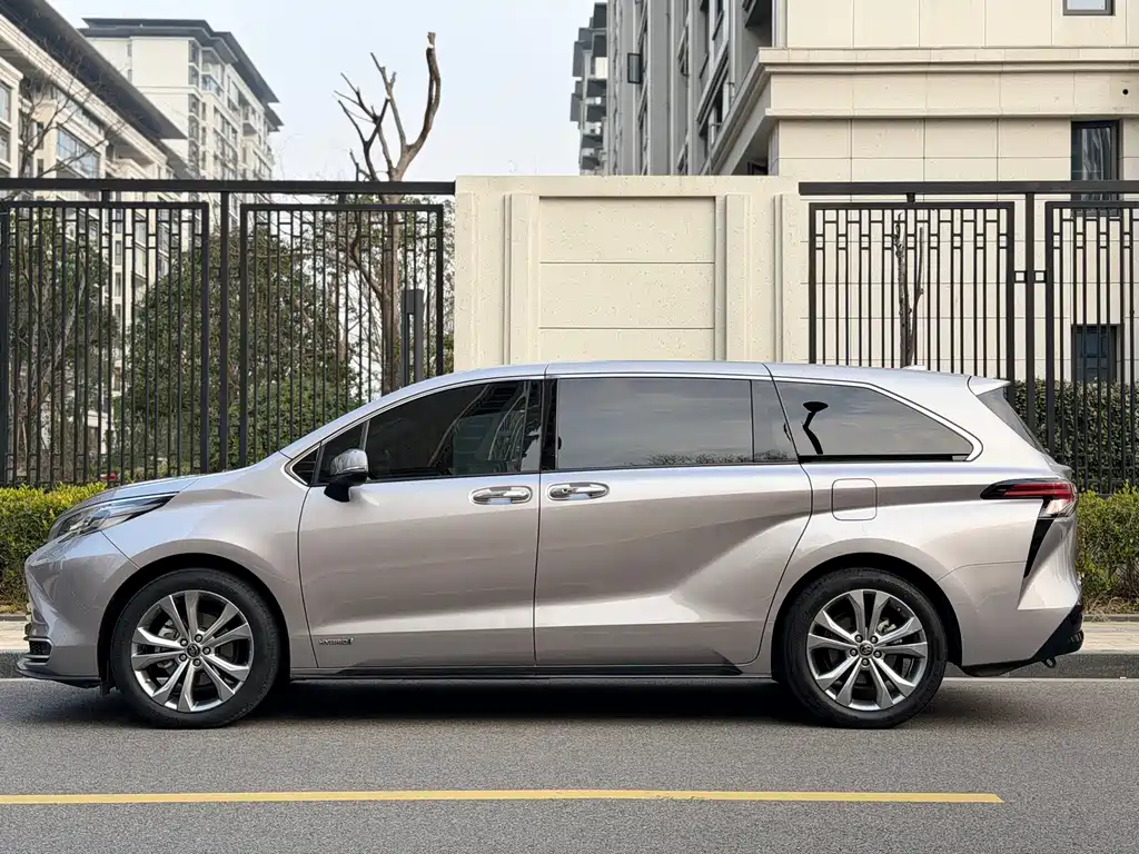 Toyota Sienna 2023 — фото 4