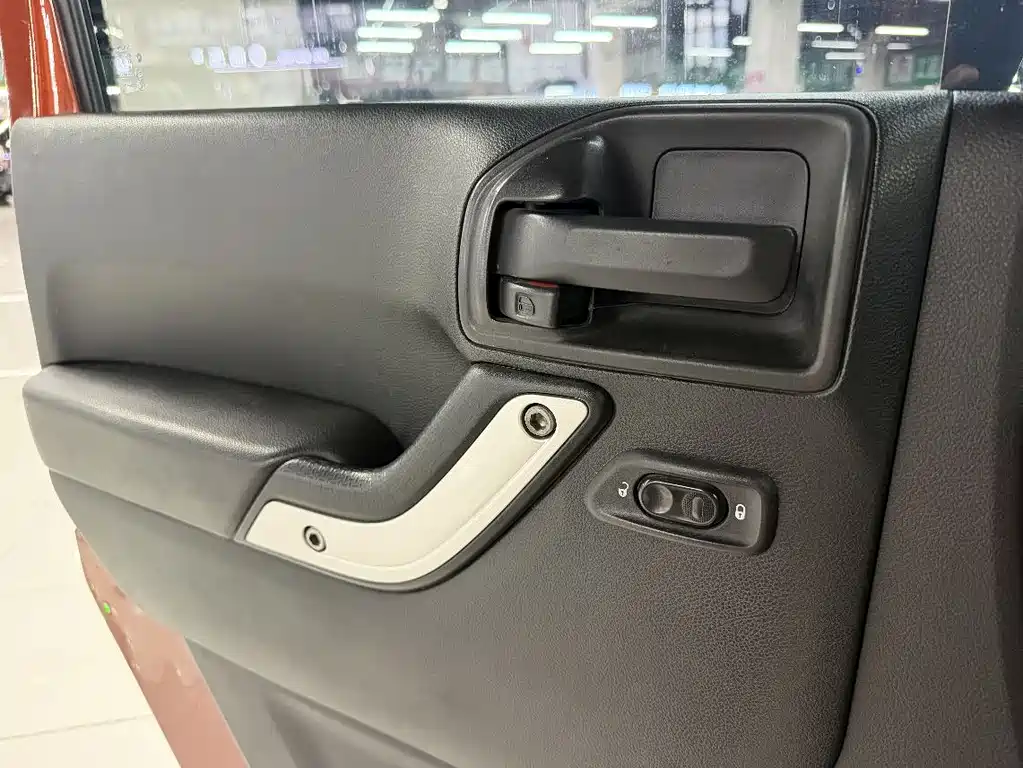 Jeep Wrangler 2014 — фото 19