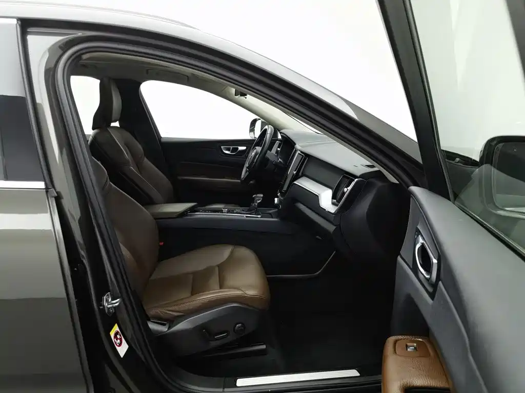 Volvo XC60 2020 — фото 23