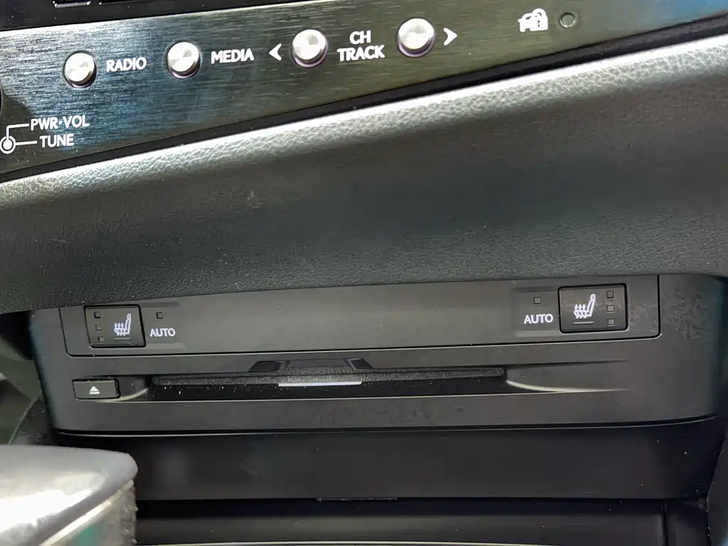 Lexus ES 2022 — фото 16