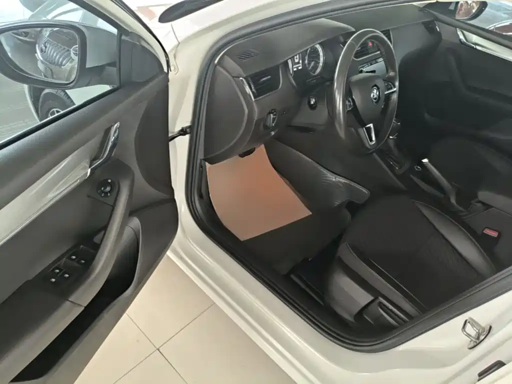 Skoda Octavia 2017 — фото 12