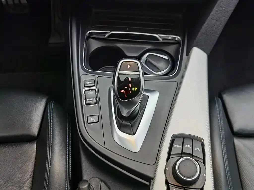 BMW 3 Series 2018 — фото 13