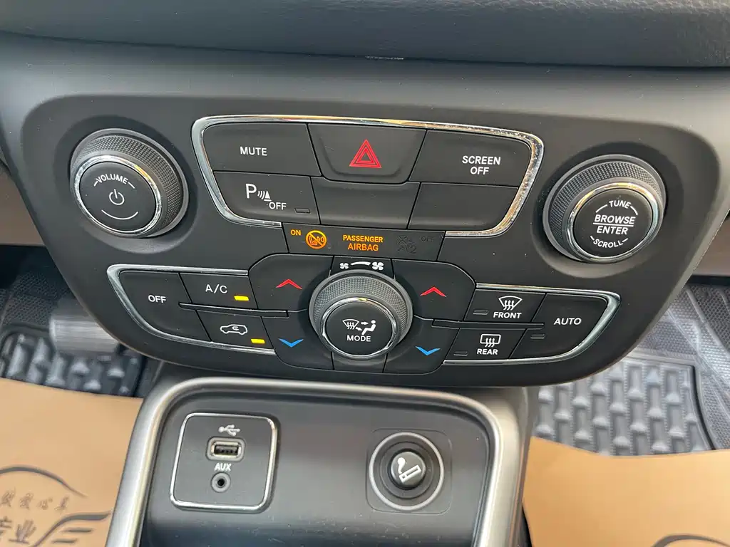 Jeep Compass 2018 — фото 12