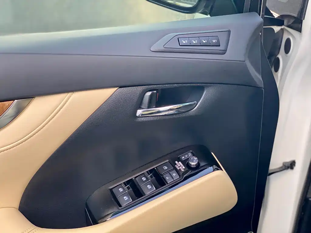 Toyota Alphard 2017 — фото 11