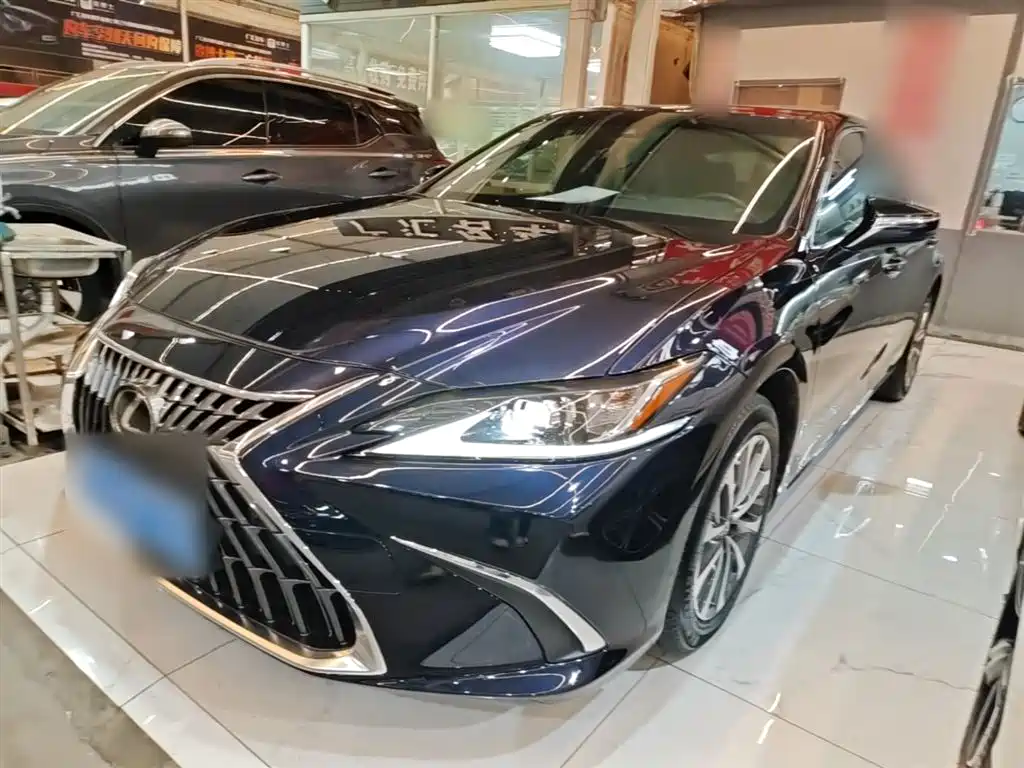 Lexus ES 2021 — фото 1