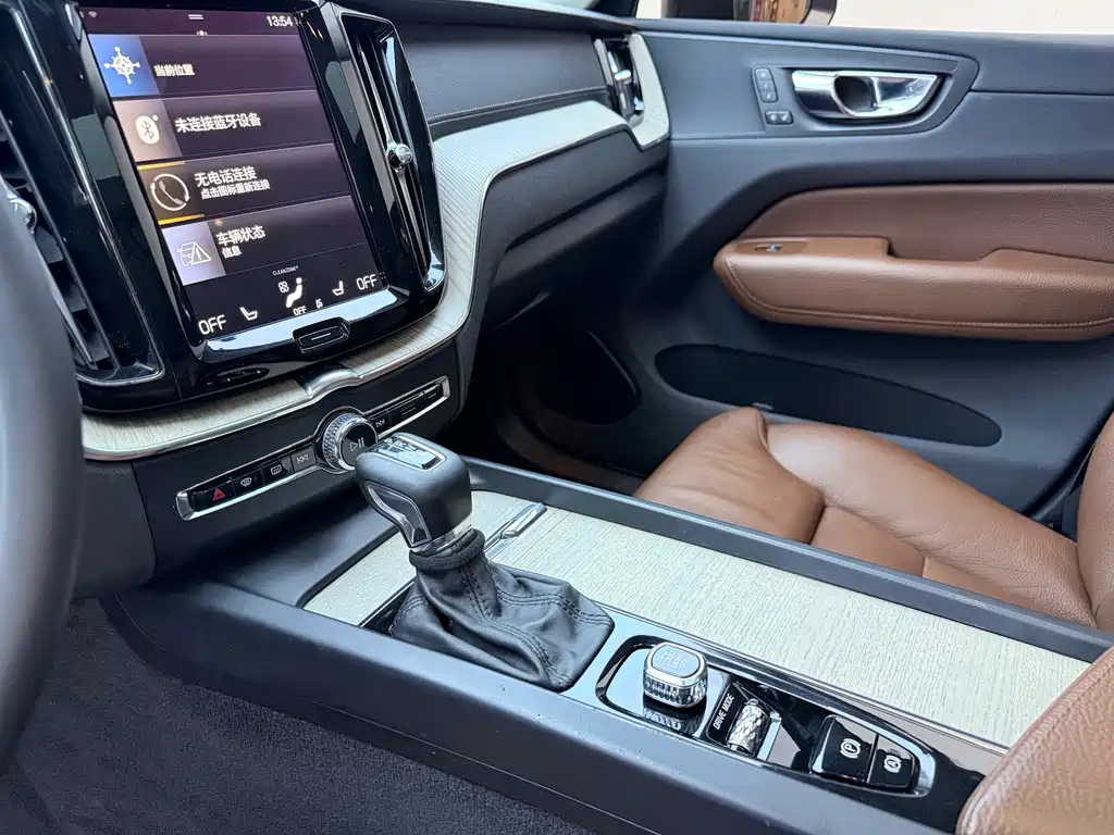 Volvo XC60 2019 — фото 14
