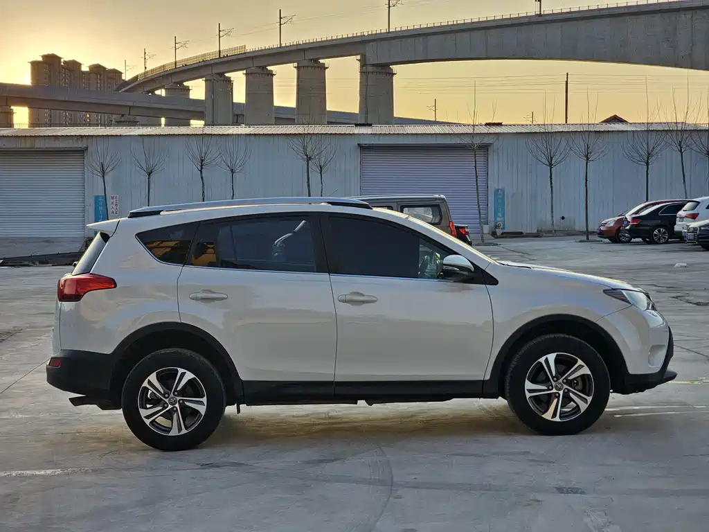 Toyota RAV4 2016 — фото 7