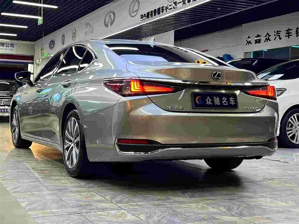 Lexus ES 2020 — фото 7