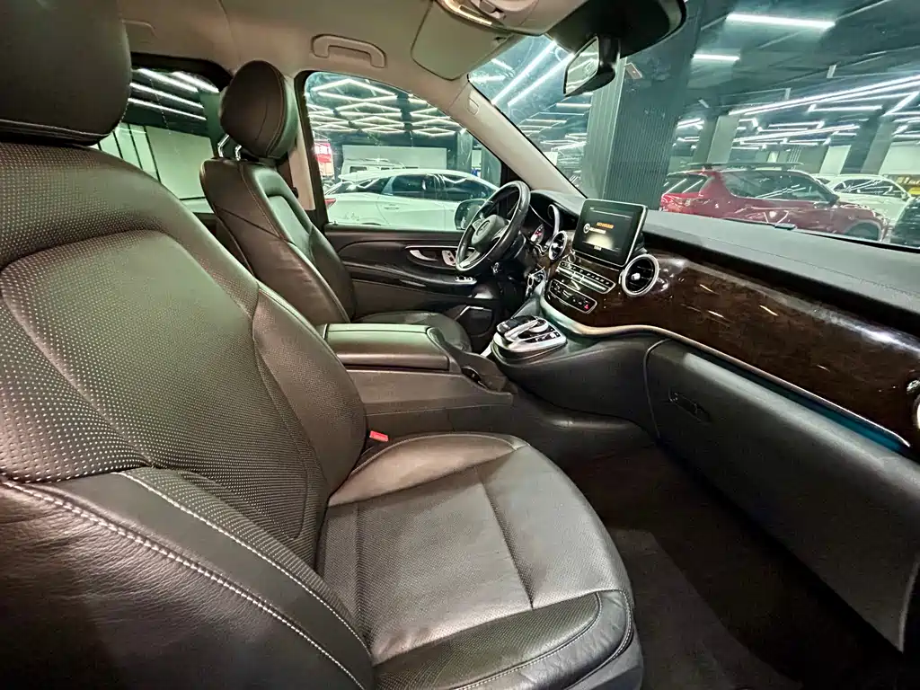 Mercedes-Benz V-Class 2019 — фото 30