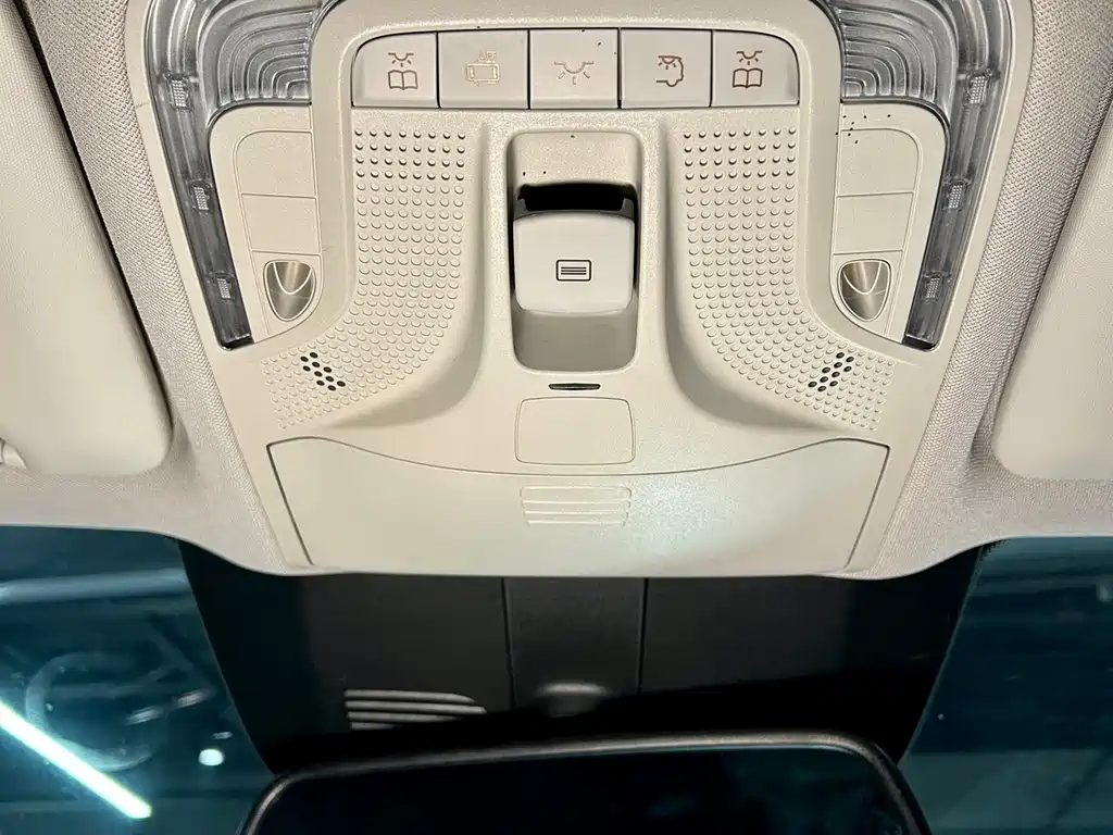 Mercedes-Benz V-Class 2019 — фото 16