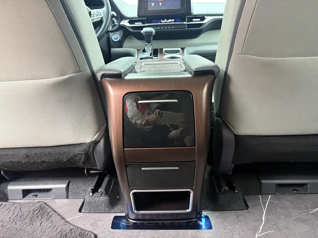 Toyota Sienna 2023 — фото 14