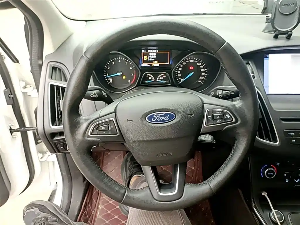 Ford Focus 2016 — фото 11