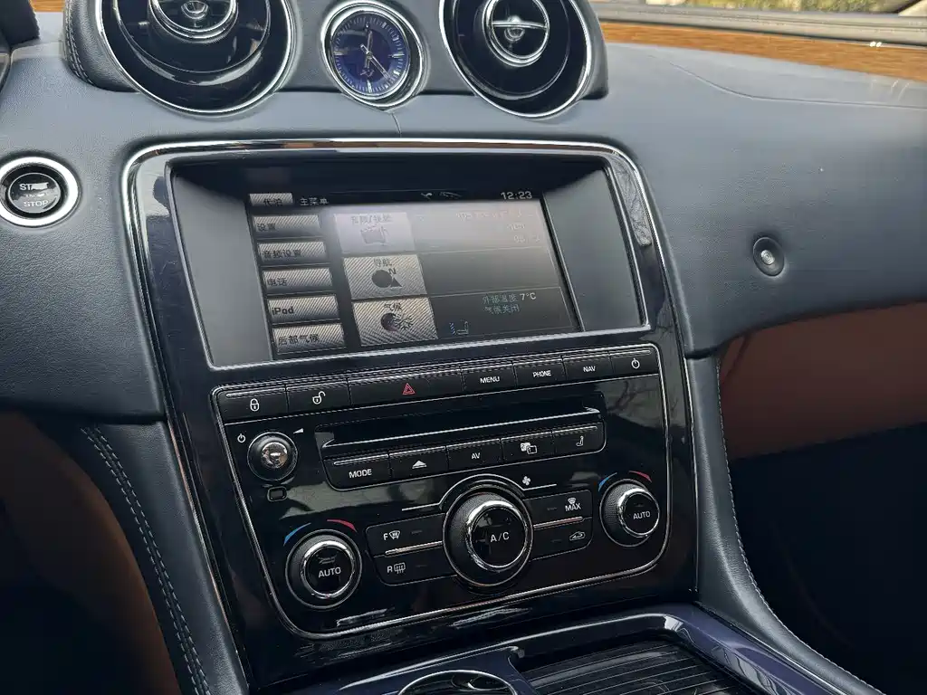 Jaguar XJ 2012 — фото 22