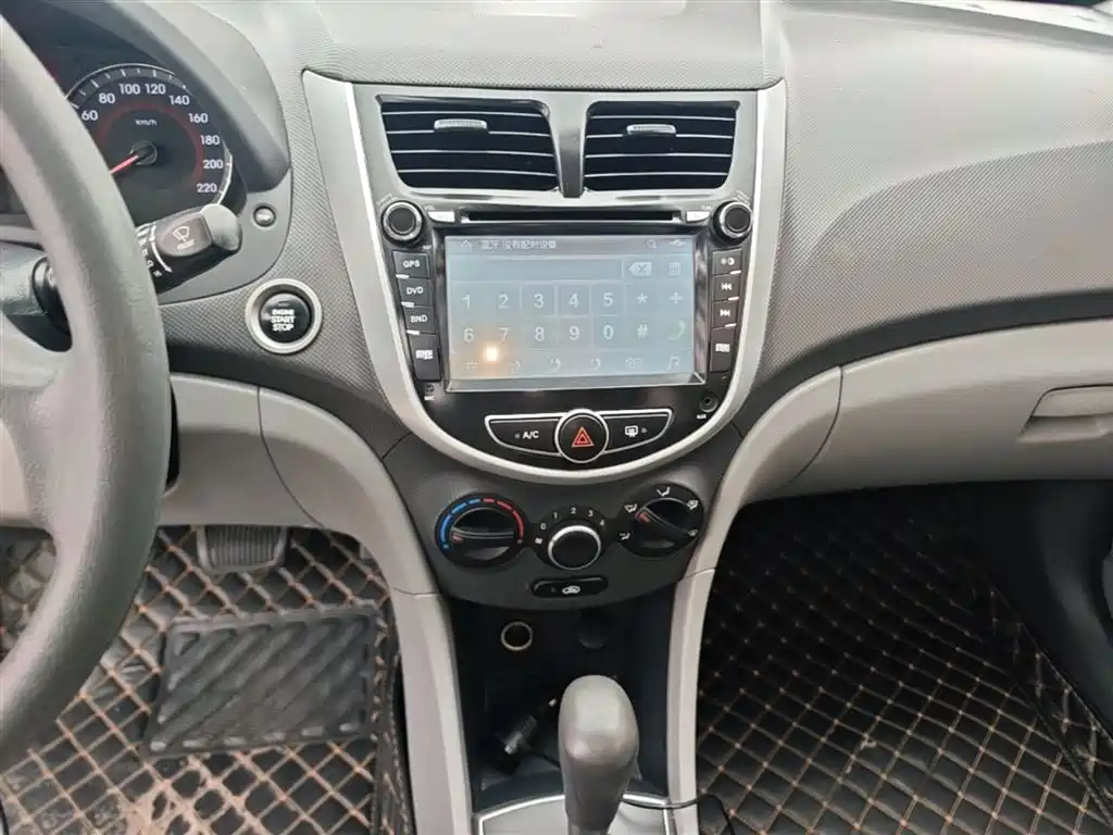 Hyundai Verna 2015 — фото 13
