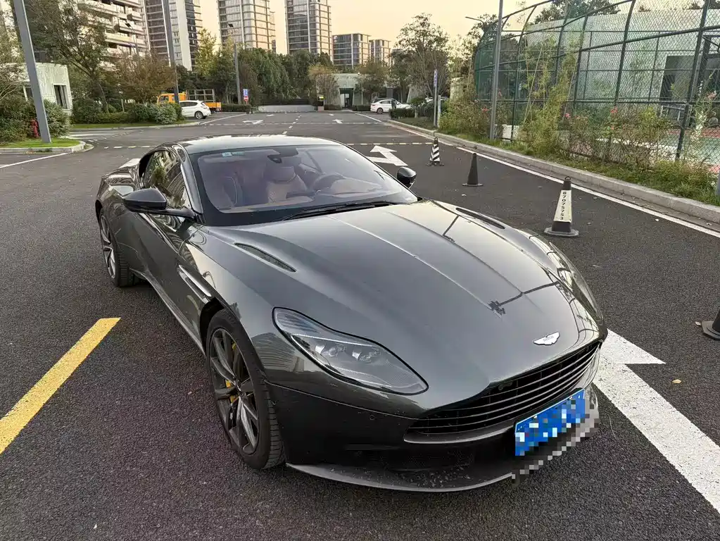 Aston Martin DB11 2020 — фото 5