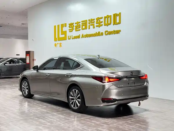 Lexus ES 2019