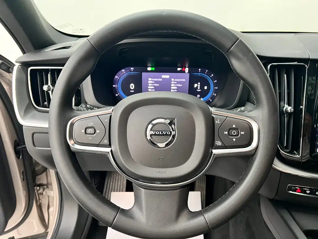 Volvo XC60 2023 — фото 21