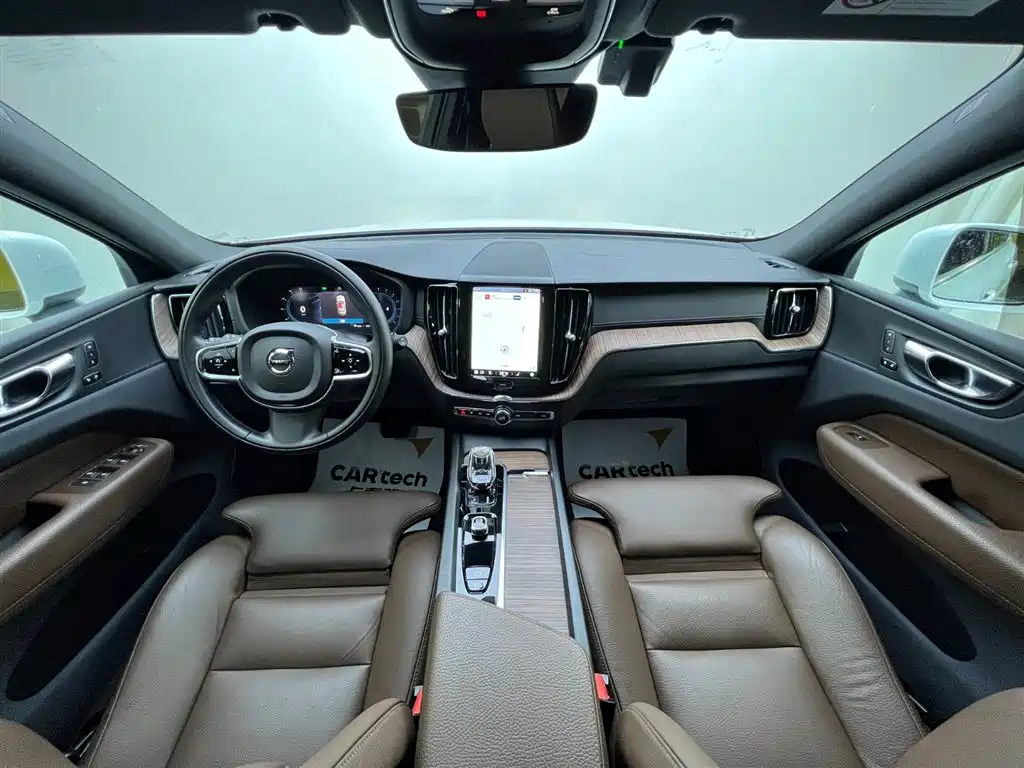 Volvo XC60 2022 — фото 9