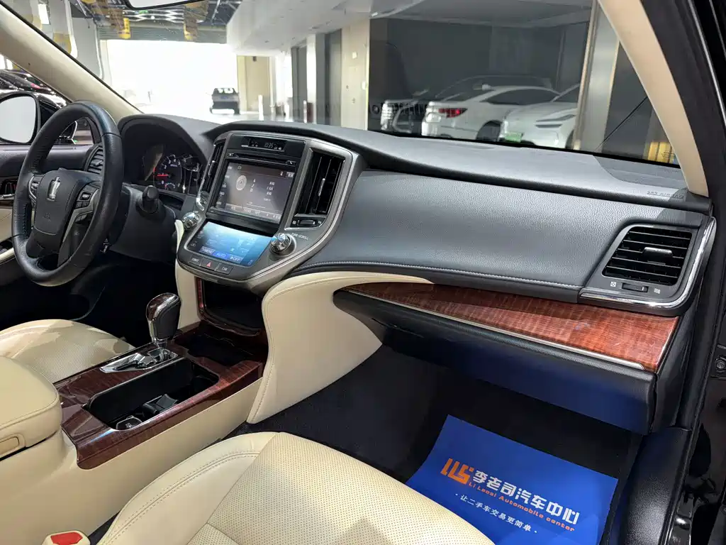 Toyota Crown 2016 — фото 22