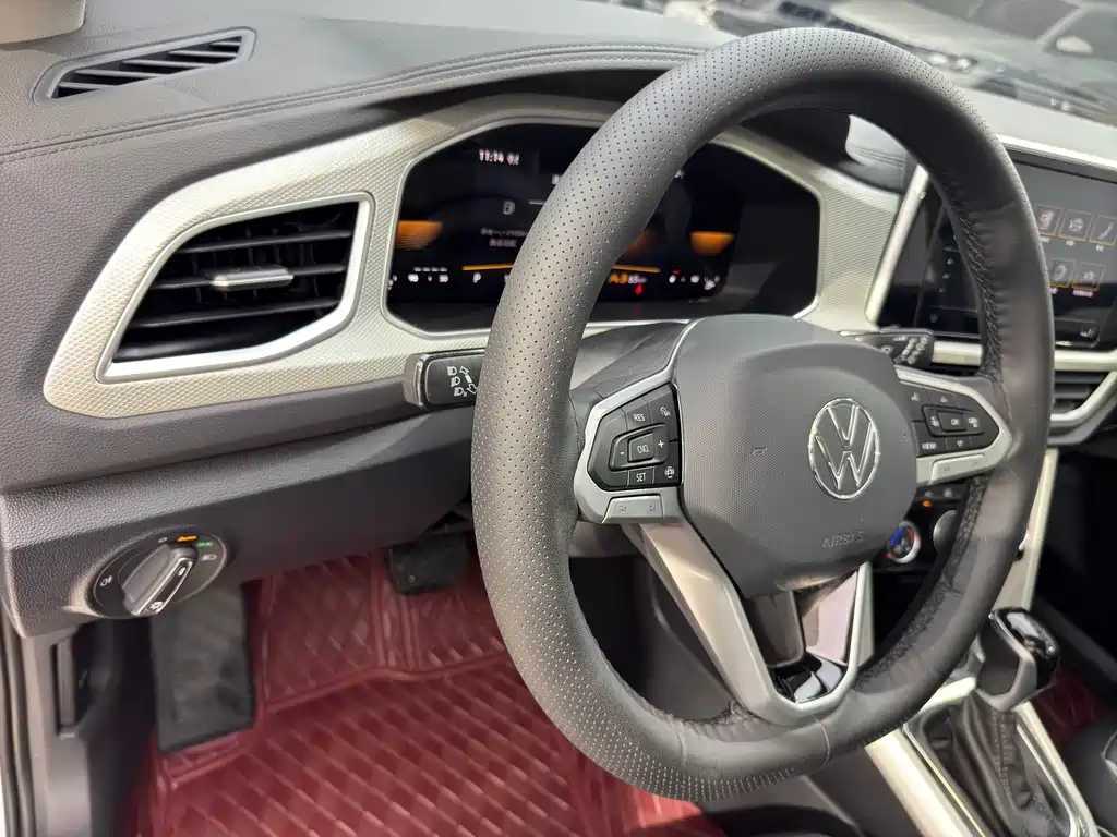 Volkswagen T-Roc 2023 — фото 10