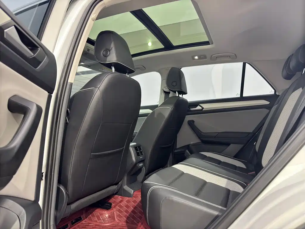 Volkswagen T-Roc 2023 — фото 8