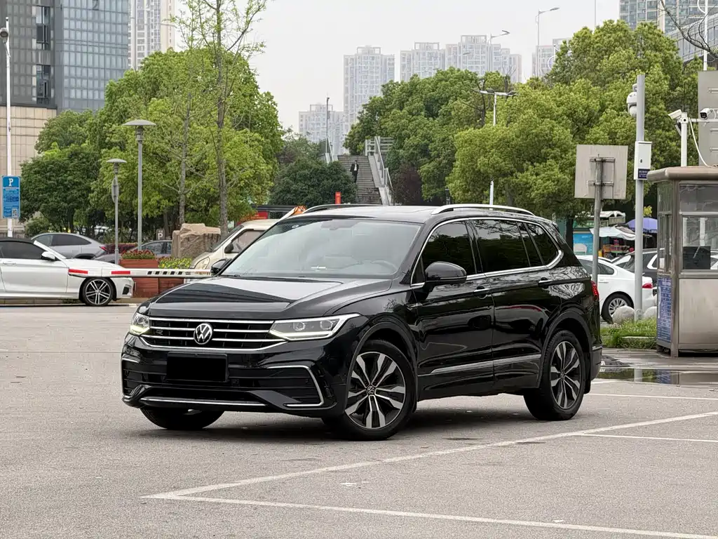 Volkswagen Tiguan L 2022 — фото 1