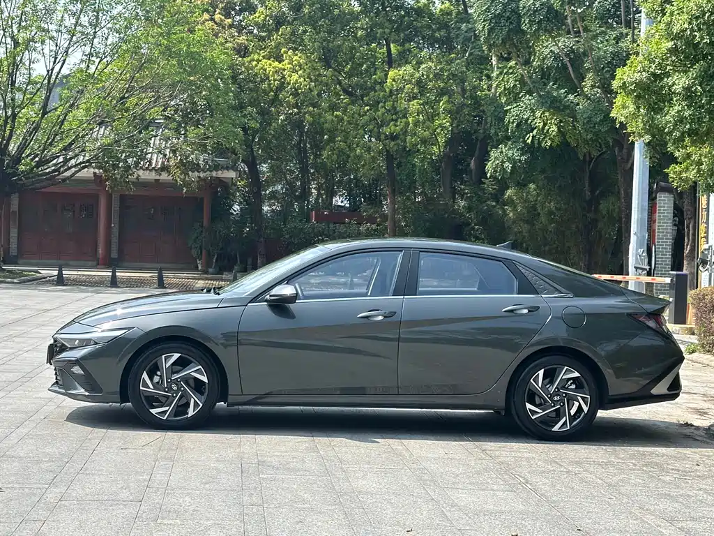 Hyundai Elantra 2023 — фото 19