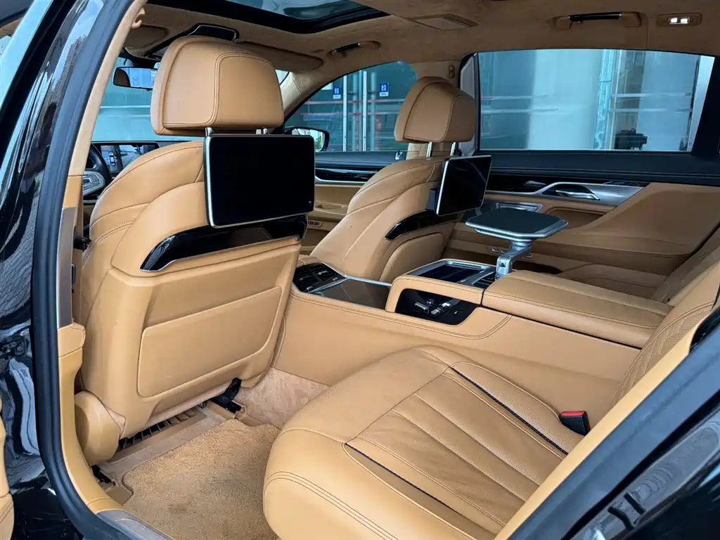 BMW 7 Series 2017 — фото 10