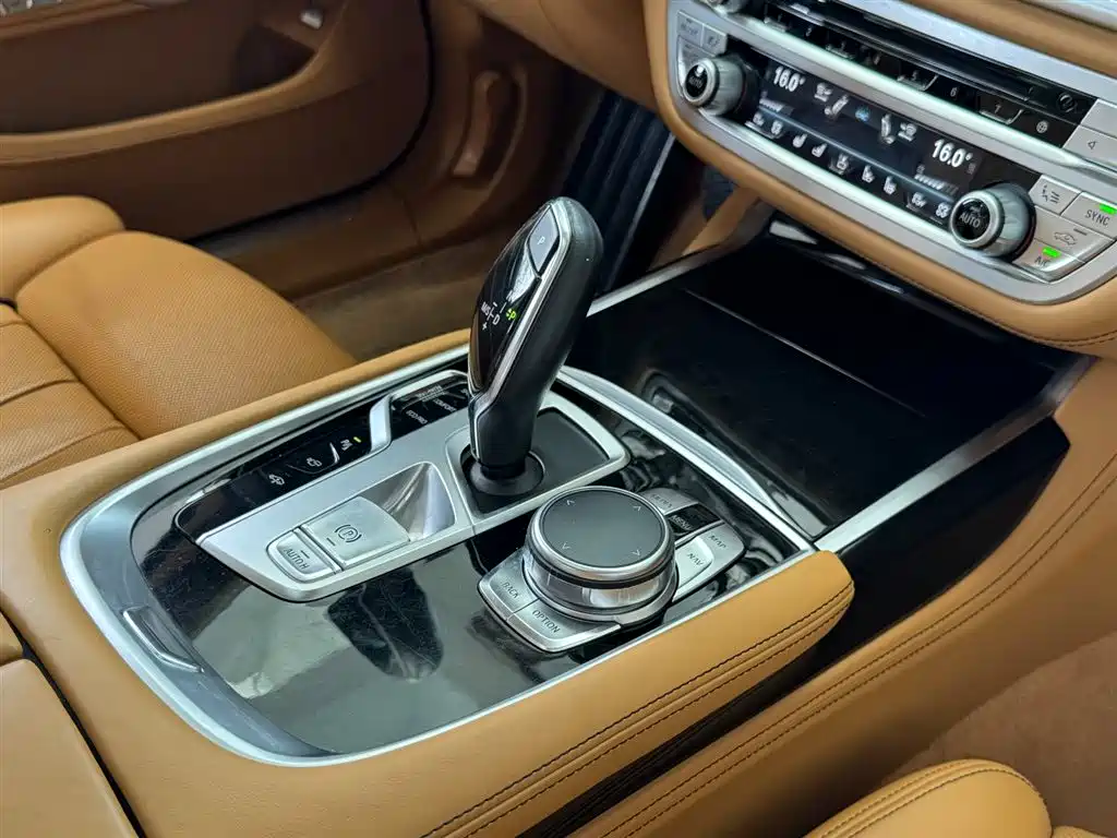 BMW 7 Series 2017 — фото 17