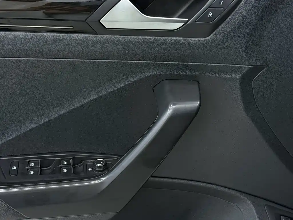 Volkswagen T-Roc 2023 — фото 11