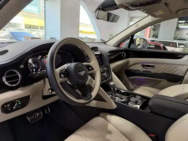 Bentley Bentayga Plug-In Hybrid 2021